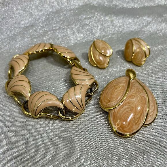 Vintage 1980s NAPIER & TRIFARI Coral Pendant, Earrings, Bracelet Set gold tone - Picture 3 of 7